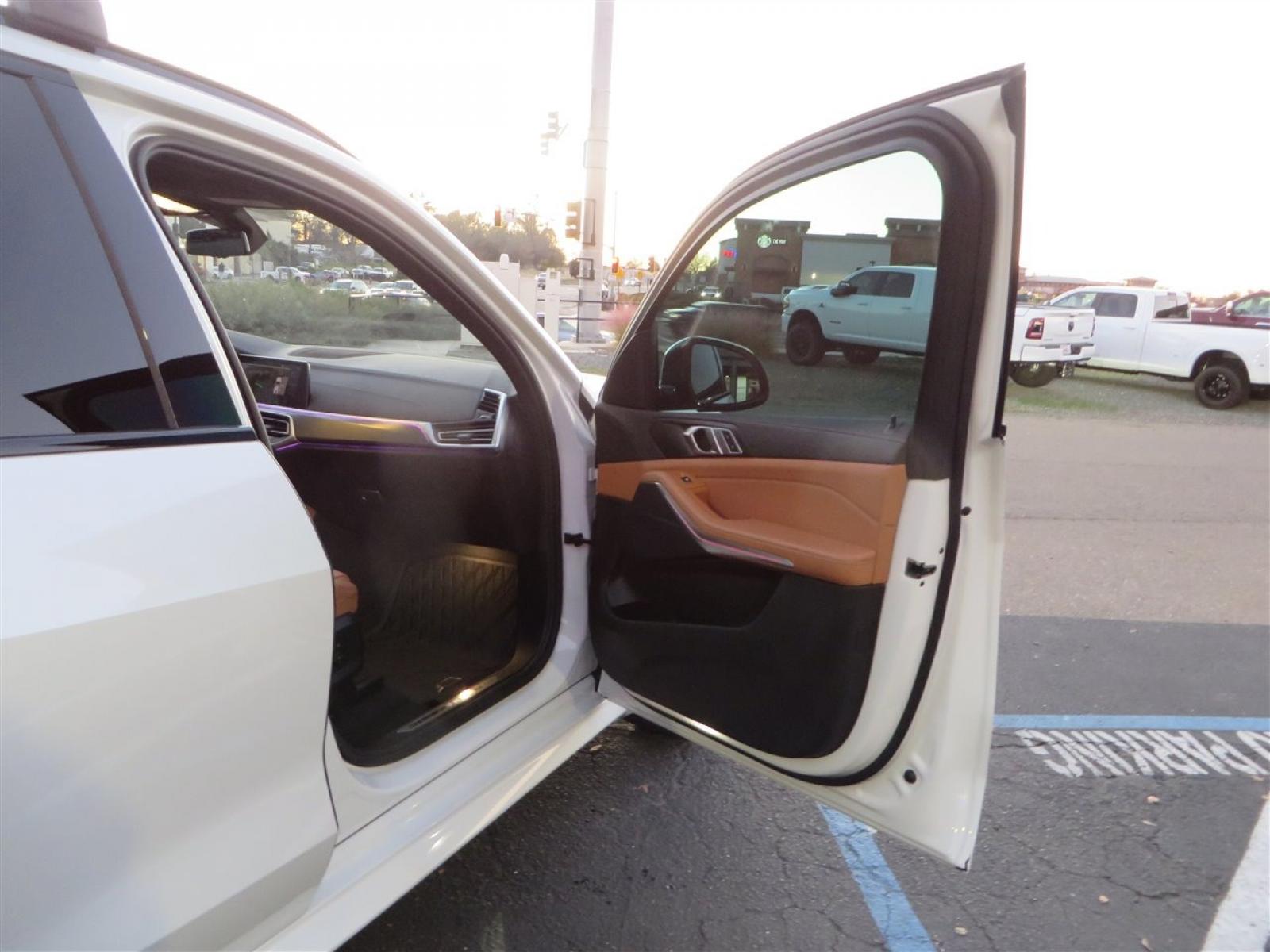 2022 White /BROWN BMW X5 xDrive40i (5UXCR6C08N9) with an 3.0L L6 DOHC 24V engine, 8A transmission, located at 2630 Grass Valley Highway, Auburn, CA, 95603, (530) 508-5100, 38.937893, -121.095482 - Photo #32